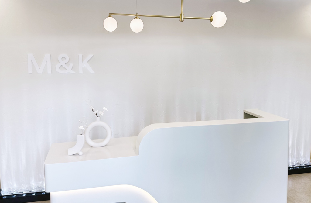 M&Kの白を基調にした実店舗の受付